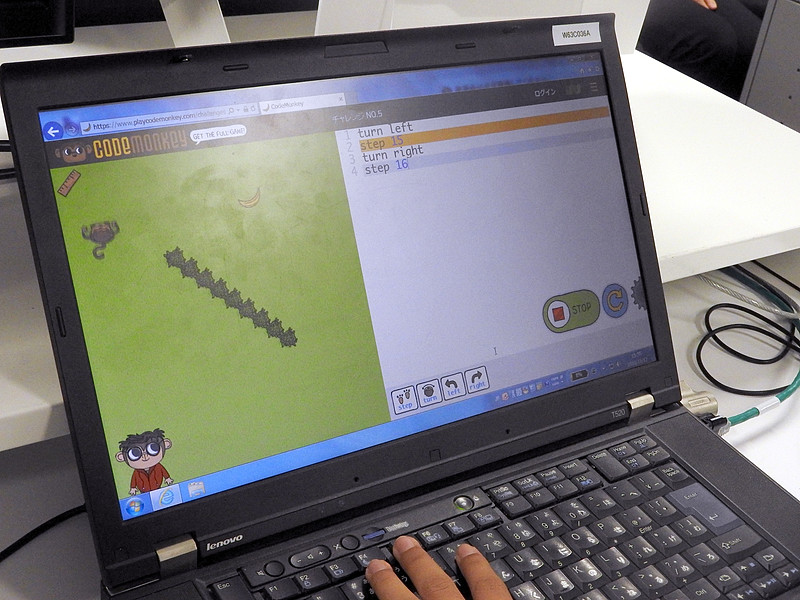「CodeMonkey」では、CoffeeScriptという言語を使ってプログラミングを行なう。コードを書いて猿のモンタを操り、バナナをゲットさせるとクリアだ
