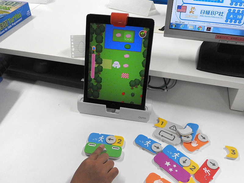 “OSMO Coding”では、手でブロックを組み合わせてプログラミングを行なう
