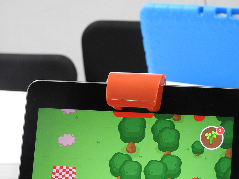 iPadのフロントカメラに付属のアタッチメントを装着して利用する