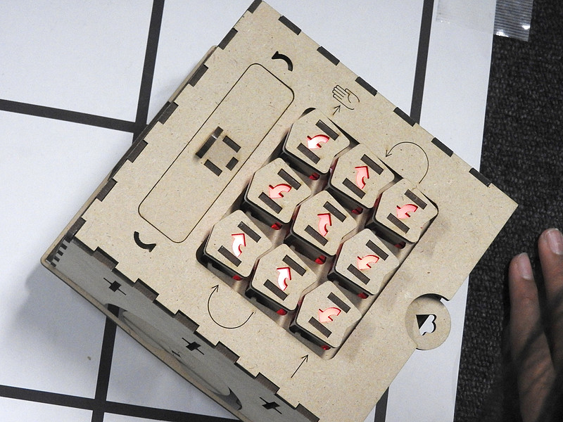 （株）for Our Kidsが開発した体験型プログラミング教材“PETS”。命令ブロックを“PETS”の筐体に差し込むことで、その命令通りに“PETS”が動き出す