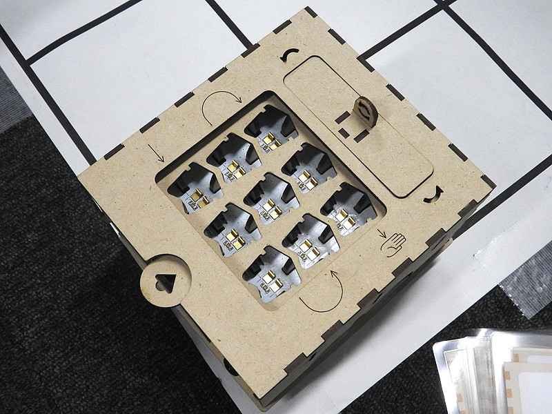 “PETS”には、命令ブロックを差し込むためのスロットが3×3で9個用意されている（右上のフタを外すことで、ループ用としてさらに3個のスロットを利用できる）