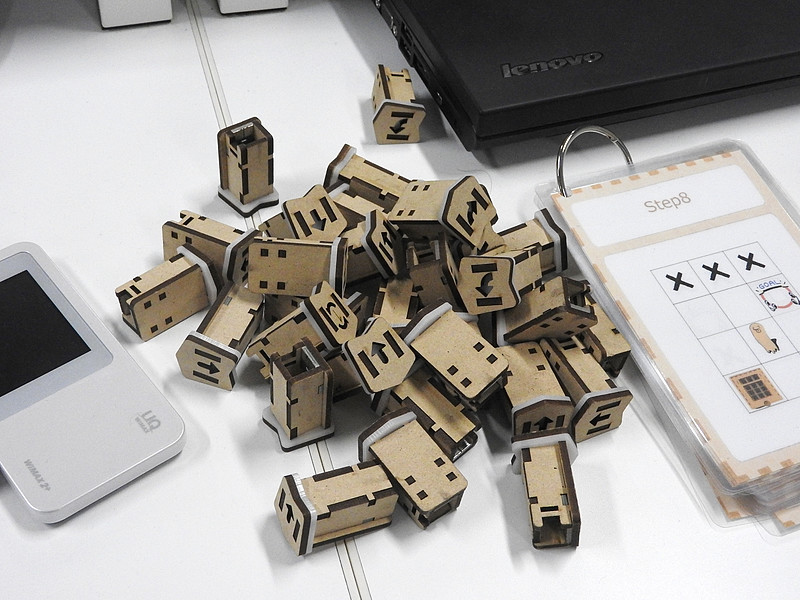 “PETS”の命令ブロック。直進や回転などの命令ブロックが用意されている