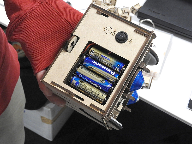 “PETS”の底面。単3アルカリ乾電池4本で動作する