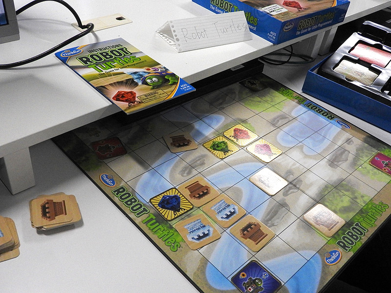 アメリカのRobot Turtles LLCが開発したボードゲーム“Robot Turtles”。4人までの一緒にプレイでき、カードを並べてプログラミングをしてゴールを目指す