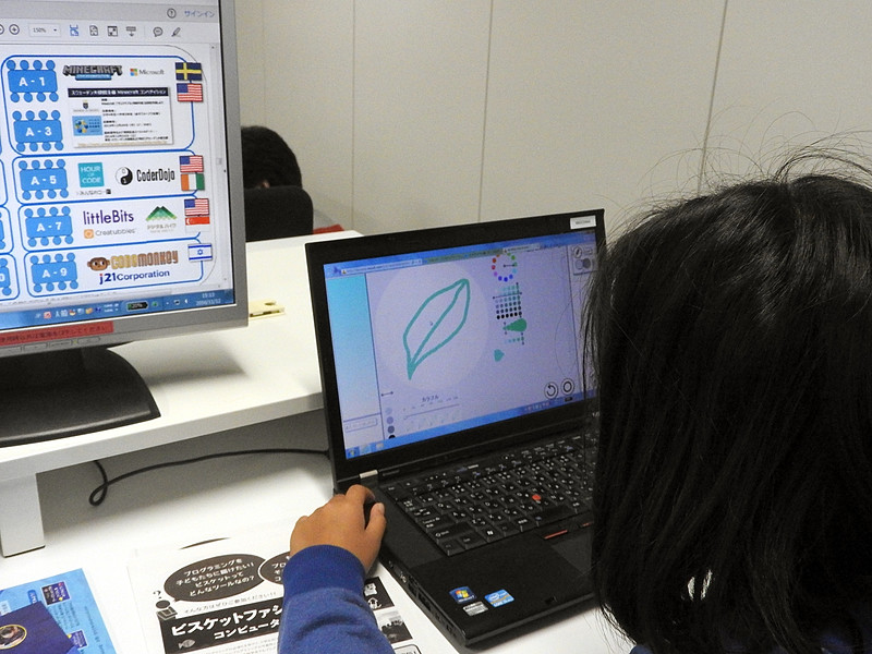合同会社デジタルポケットが開発したビジュアルプログラミング言語「Viscuit」。まず、動かしたい絵を描く