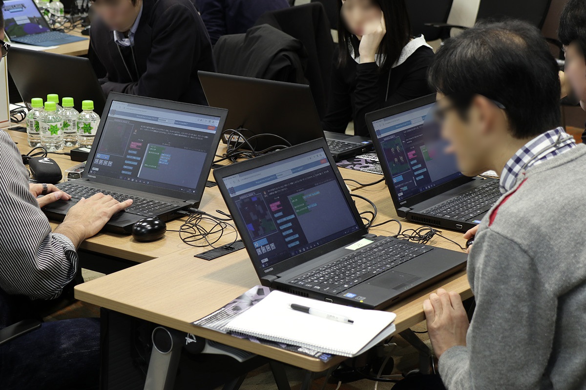 「Minecraftデザイナー」のチュートリアルにチャレンジする参加者の方々。皆真剣に取り組んでいた