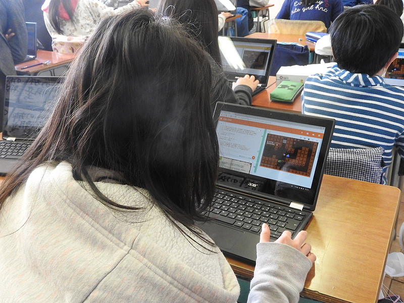 前原小の生徒はPCの操作にも慣れており、次々と「HackforPlay」のステージをクリアしていた