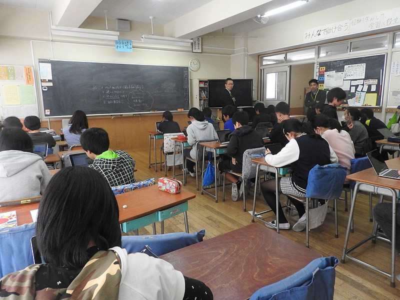 松田校長と6年生の各担任が見守る中、生徒は集中して「HackforPlay」に取り組んでいた