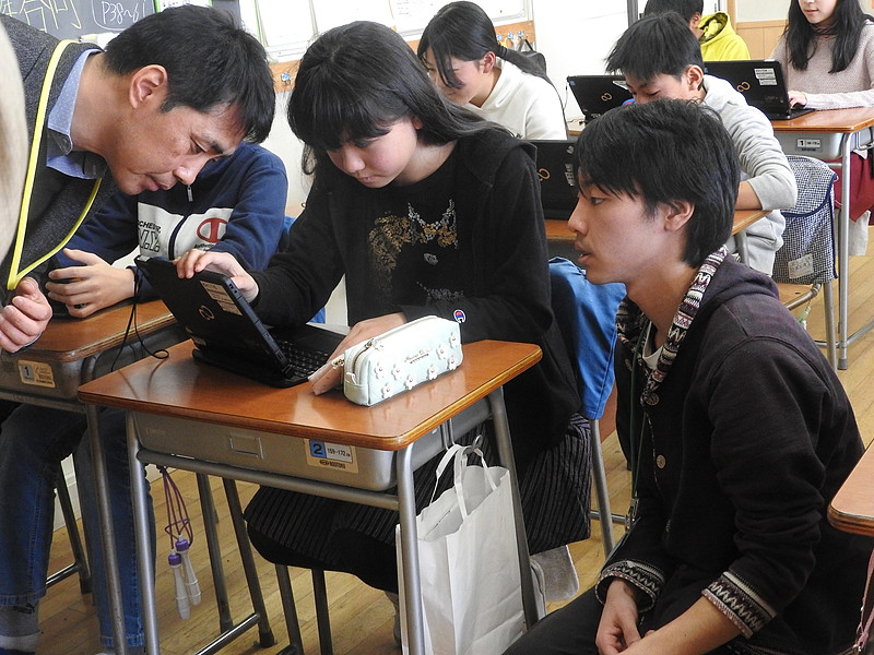 寺本氏や松田校長が各クラスを回って、生徒をサポート