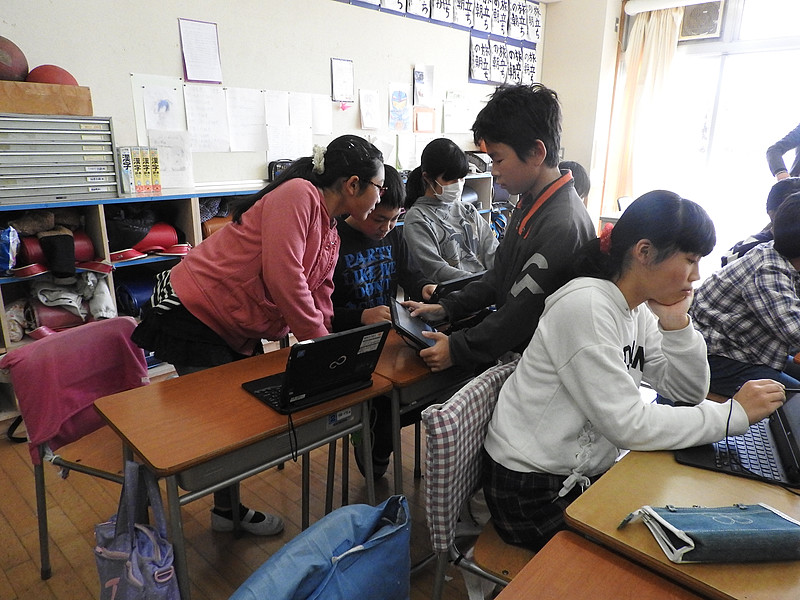 生徒同士で相談したり、教えあったりしながら、実習は進められた