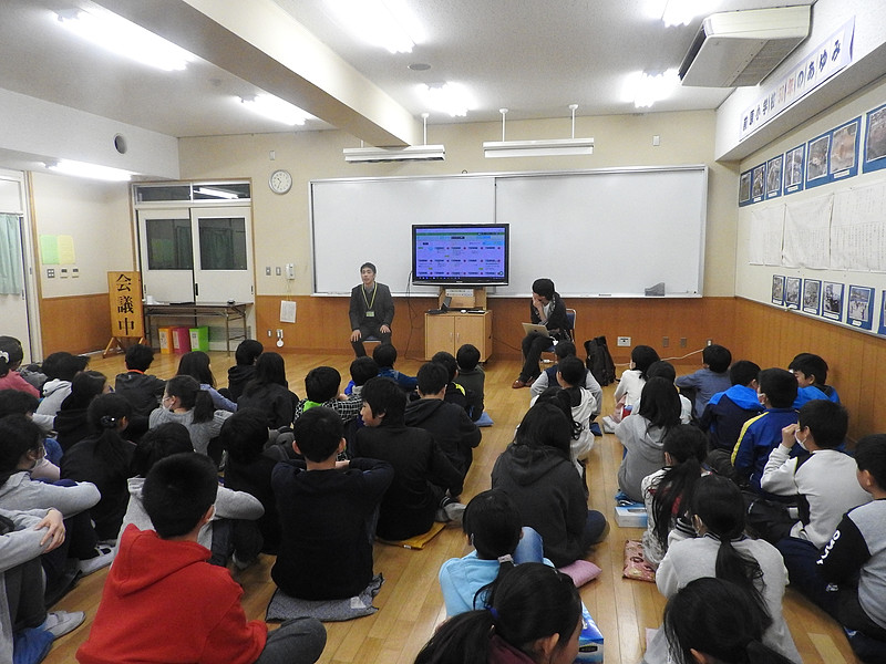最初に6年生全員がホールに集まり、寺本氏の講演をきいた
