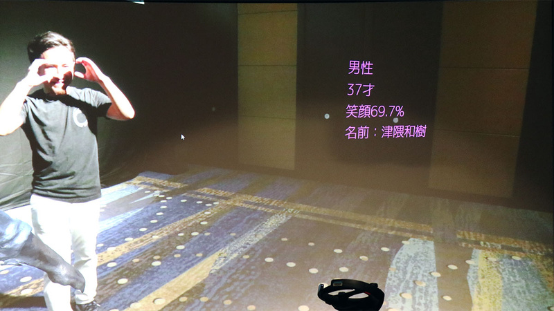 “Face API”のデモンストレーション。津隈氏の年齢や表情、名前が映し出される