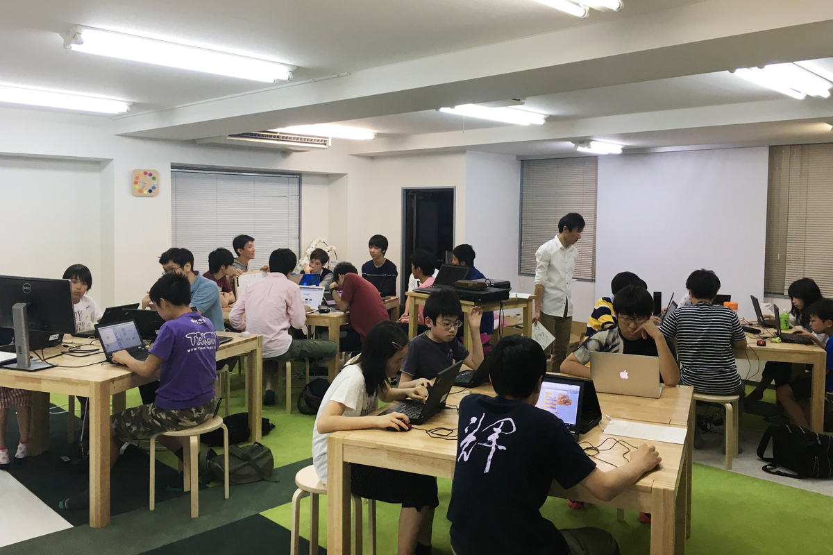 著者が主催するプログラミングスクールTENTOの受講風景。子どもたちは思い思いの課題に取り組み、講師がその活動をサポートしている
