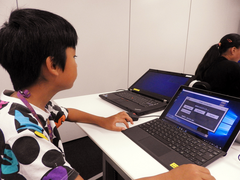 「Code Builder for Minecraft: Education Edition」のビジュアルプログラミング環境“MakeCode”を利用してプログラミングを行なった