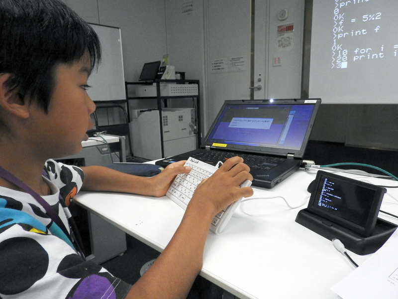 キーボードからの文字入力にやや手こずる子どももいたが、なんとか課題をこなすことができていた