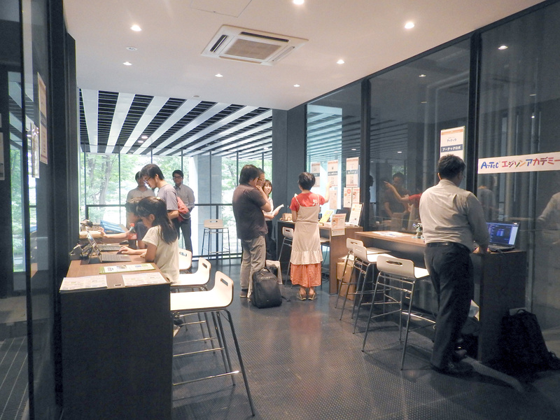 ホワイエに設けられた展示ブース。各種のプログラミング学習スペースが展示されており、実際に体験できるようになっていた