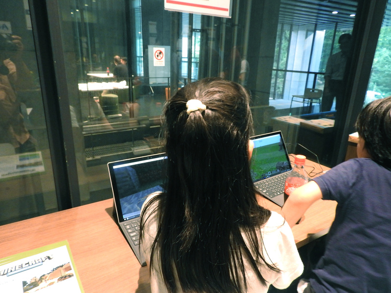 日本マイクロソフト（株）は、「Minecraft: Education Edition」のデモを行なっていた