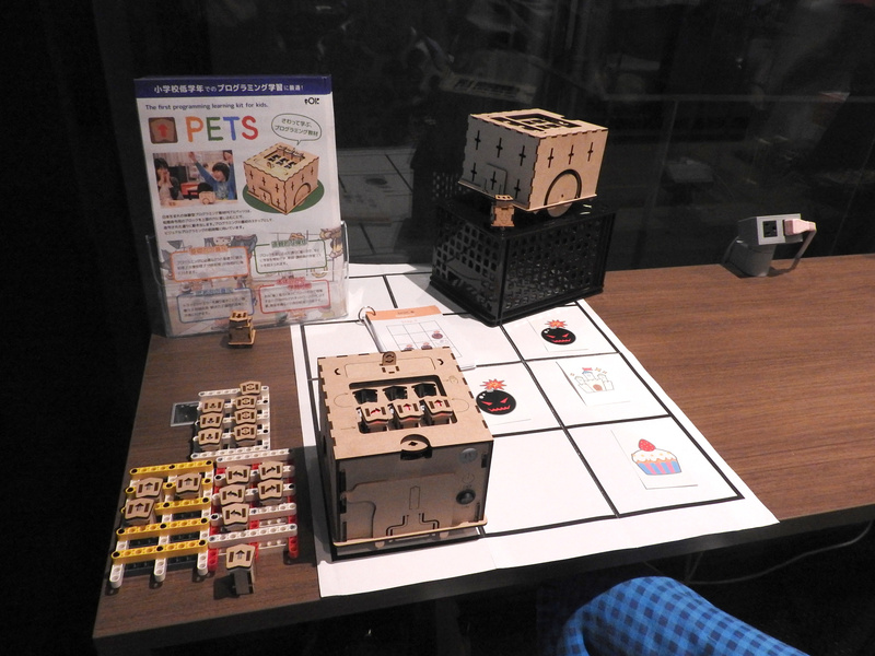 （株）for Our Kidsが展示していた「PETS」。木製のブロックをはめ込んで、ロボットの動きをプログラミングする教材だ