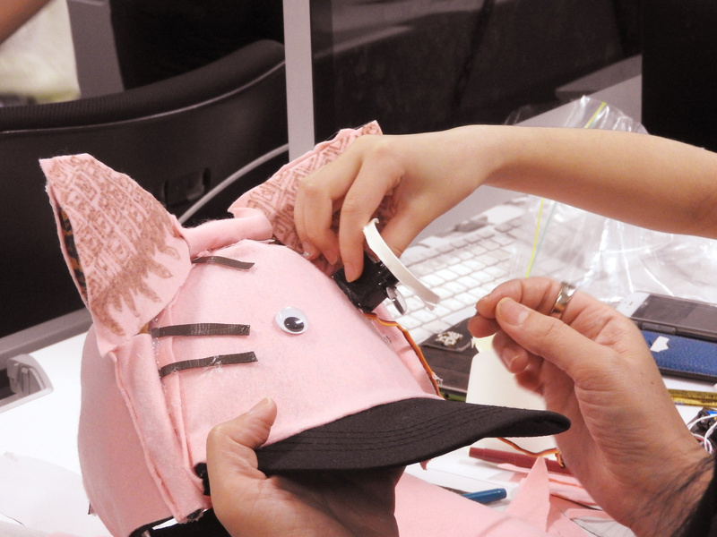 サーボモーターをぼうしに取り付けているところ