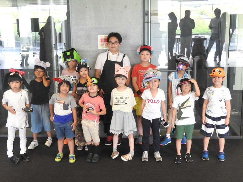 参加者全員で記念撮影。参加者はそれぞれオリジナリティにあふれた「ぼうしロボ」を作っていた