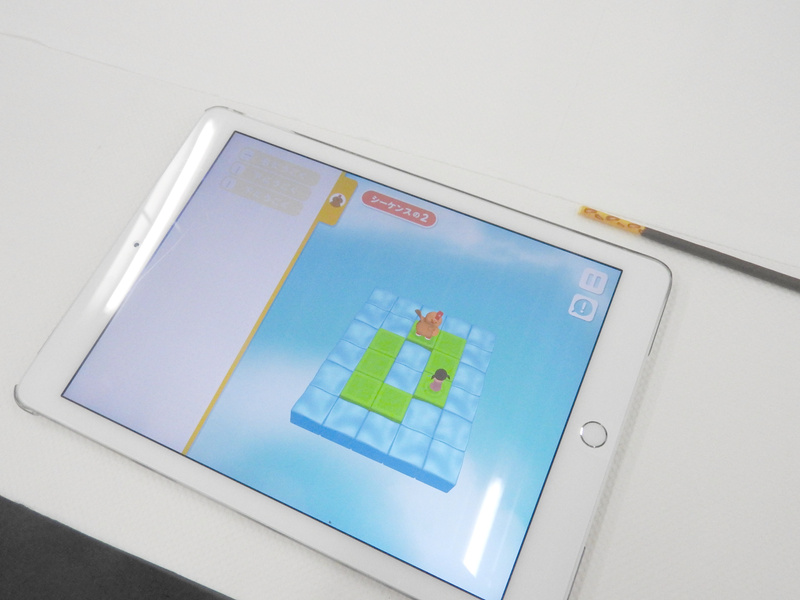 プログラム通りにハグハグというキャラクターが動く。ゴールの女の子のところまで連れていけばクリアだ