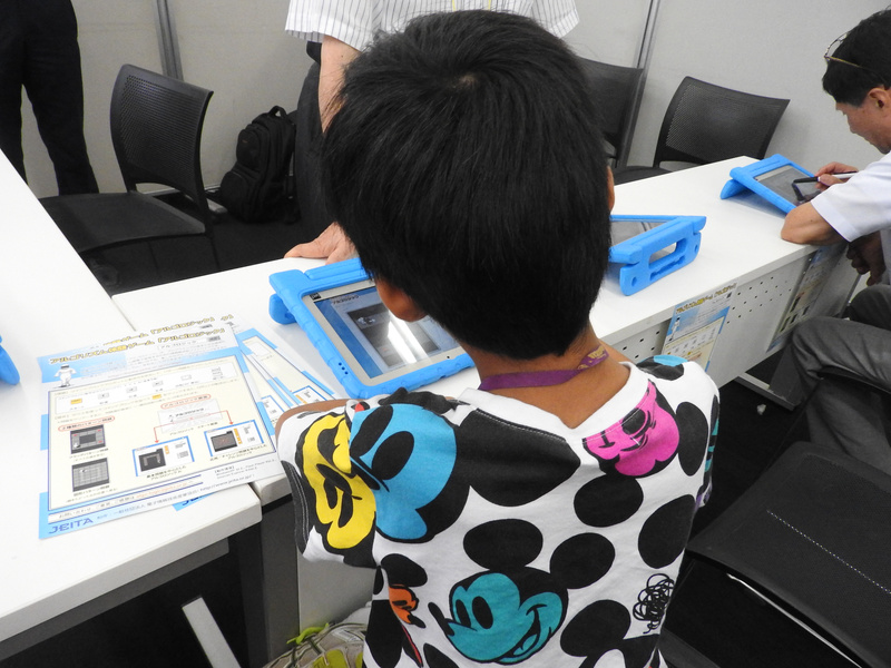 JEITA（一般社団法人 電子情報技術産業協会）は、アルゴリズムを学習できるパズルゲーム「アルゴロジック」のデモを行なっていた