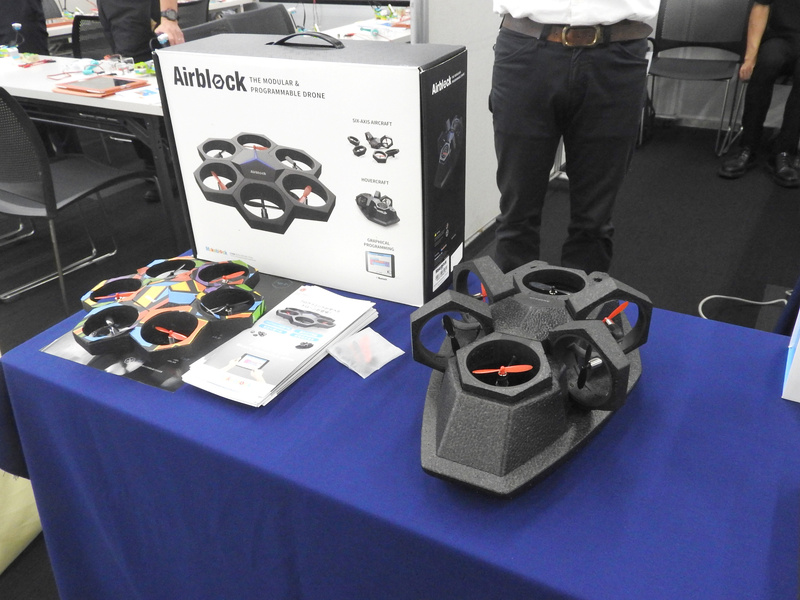 こちらはMakblockの新製品「Airblock」。プログラムによる飛行が可能な教育用ドローンであり、ホバークラフト形態に組み替えることもできる