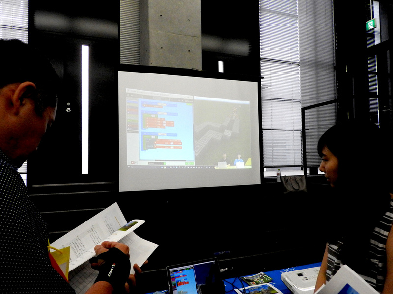 日本マイクロソフト（株）は、「Minecraft: Education Edition」を使ったプログラミングの展示やデモを行なっていた