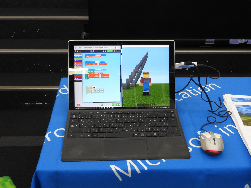 第3回G7プログラミングラーニングサミットの「Minecraft」のワークショップと同じく、“MakeCode”を使ったプログラミングを実演していた