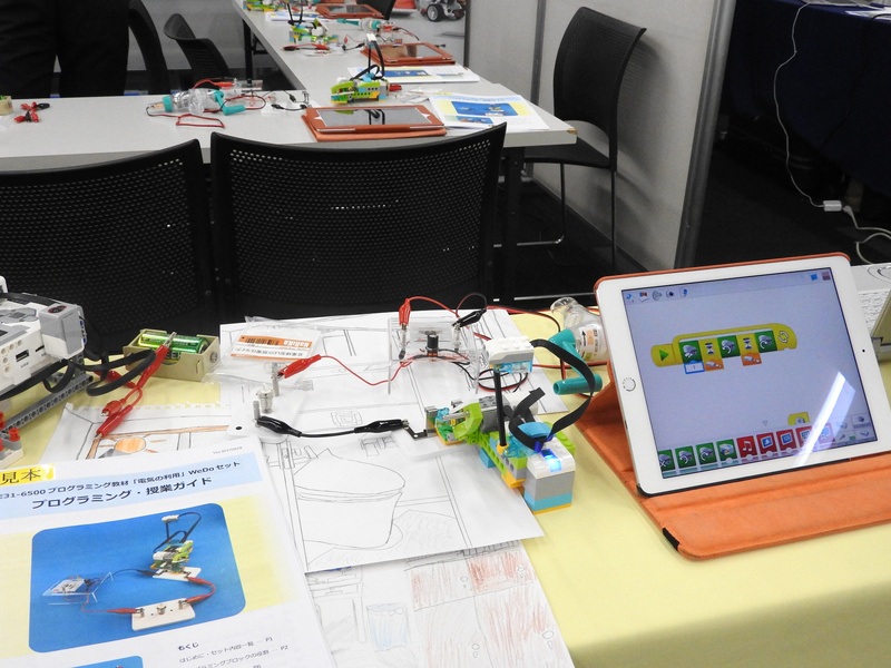 「レゴWeDo 2.0」で作成した自動トイレの模型