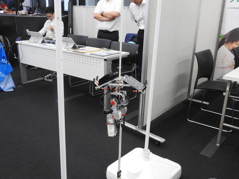 こちらは「教育版レゴ マインドストームEV3」を使って製作された宇宙エレベーターの模型