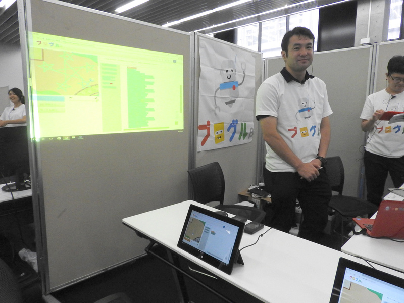 一般社団法人 みんなのコードは、教科学習に特化したプログラミング教材「プログル」の展示とデモを行なっていた