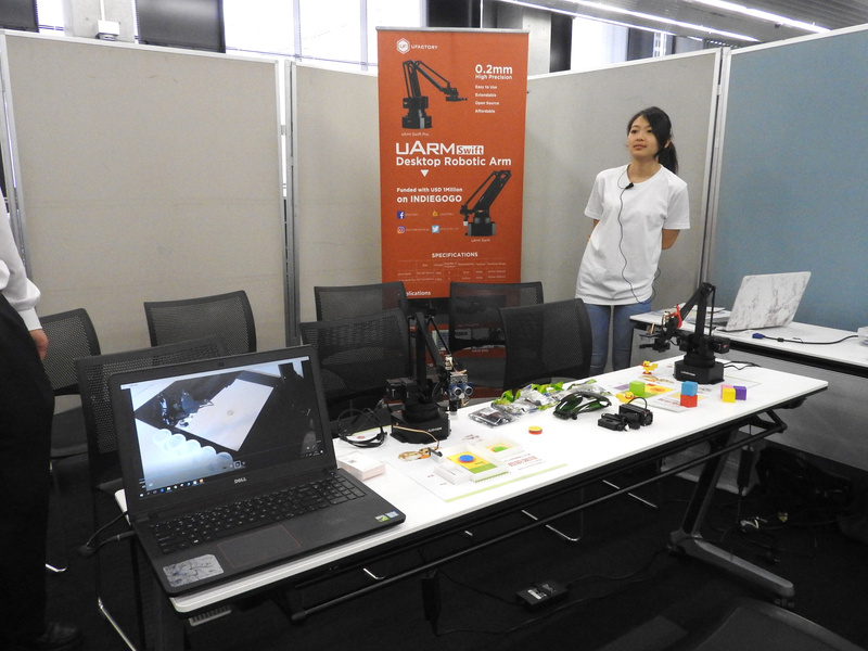 中国のUFACTORYは、学習用アームロボット「uArm」の展示・デモを行なっていた