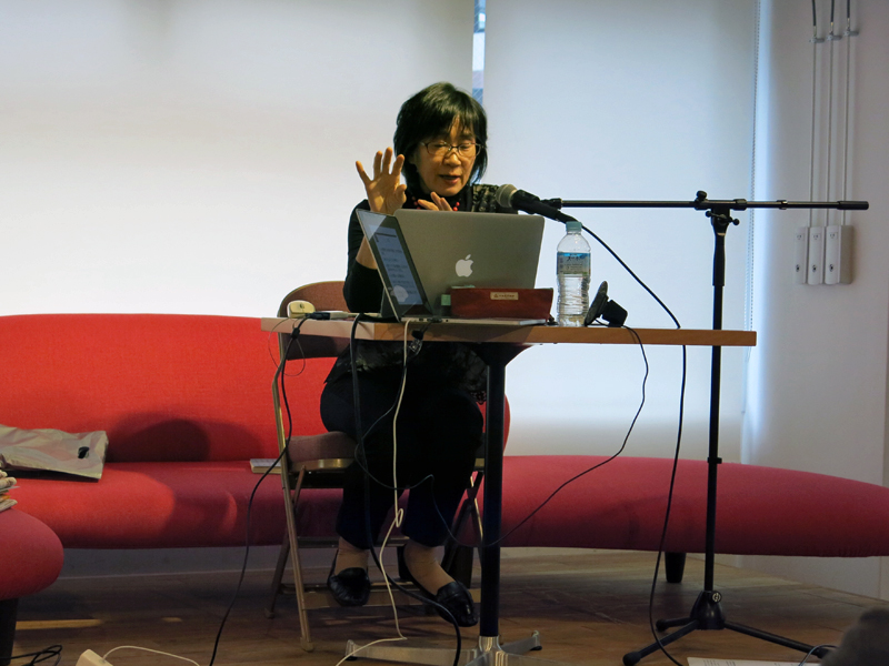 点検作業について説明する富田晶子氏