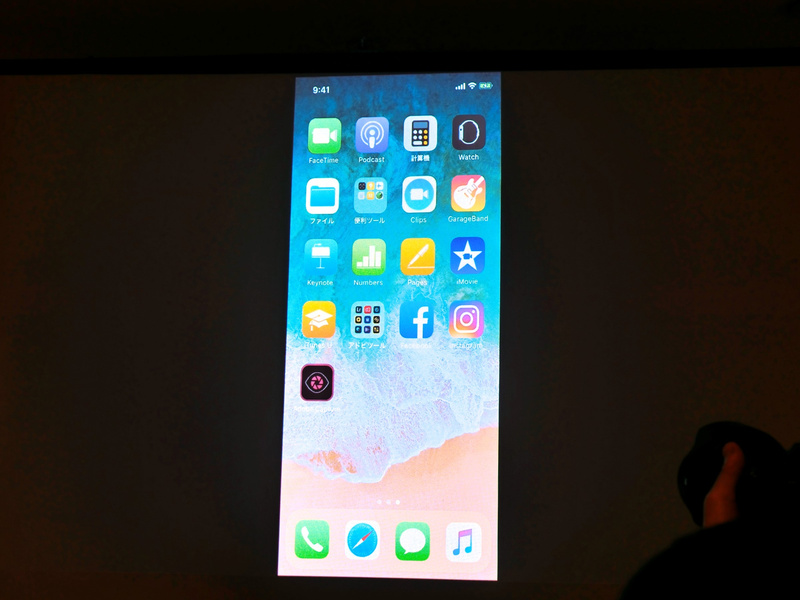 デモンストレーションはiPhoneを用いて行われた。まずは「Adobe Capture CC」のアプリを起動