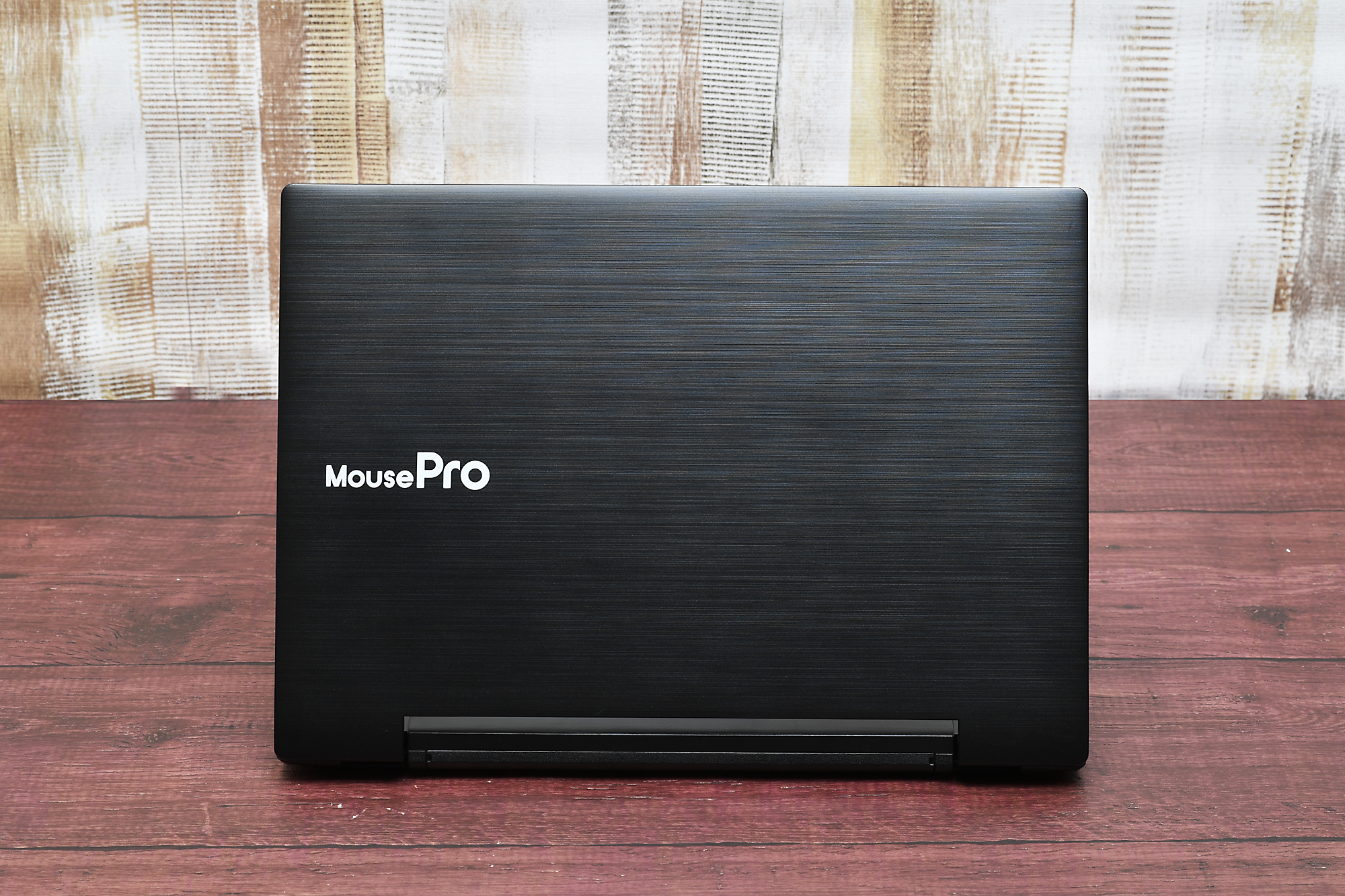 ブラックベースにMouseProのロゴがプリントされたシンプルなビジュアルで、使う場所を選ばない