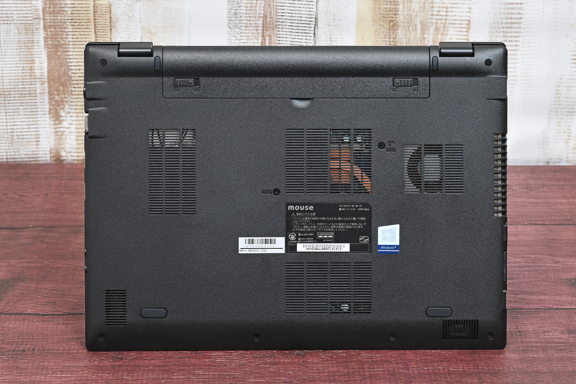 シンプルな梨地仕上げの裏面。着脱可能なカートリッジタイプのバッテリーを搭載している。公称のバッテリー駆動時間は約8.3時間と十分だ