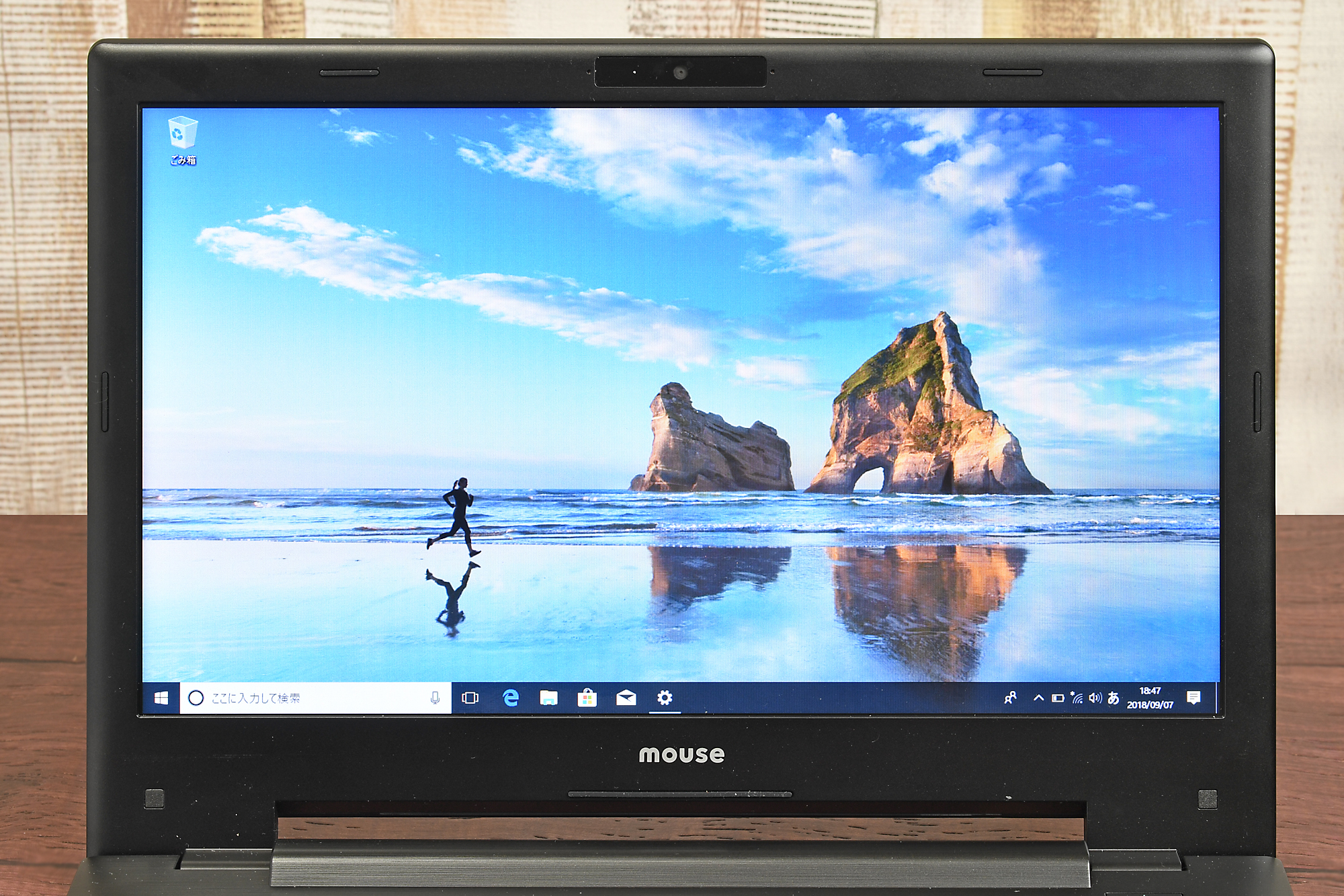 液晶ディスプレイのサイズは13.3型、表示解像度は1,366×768ドット