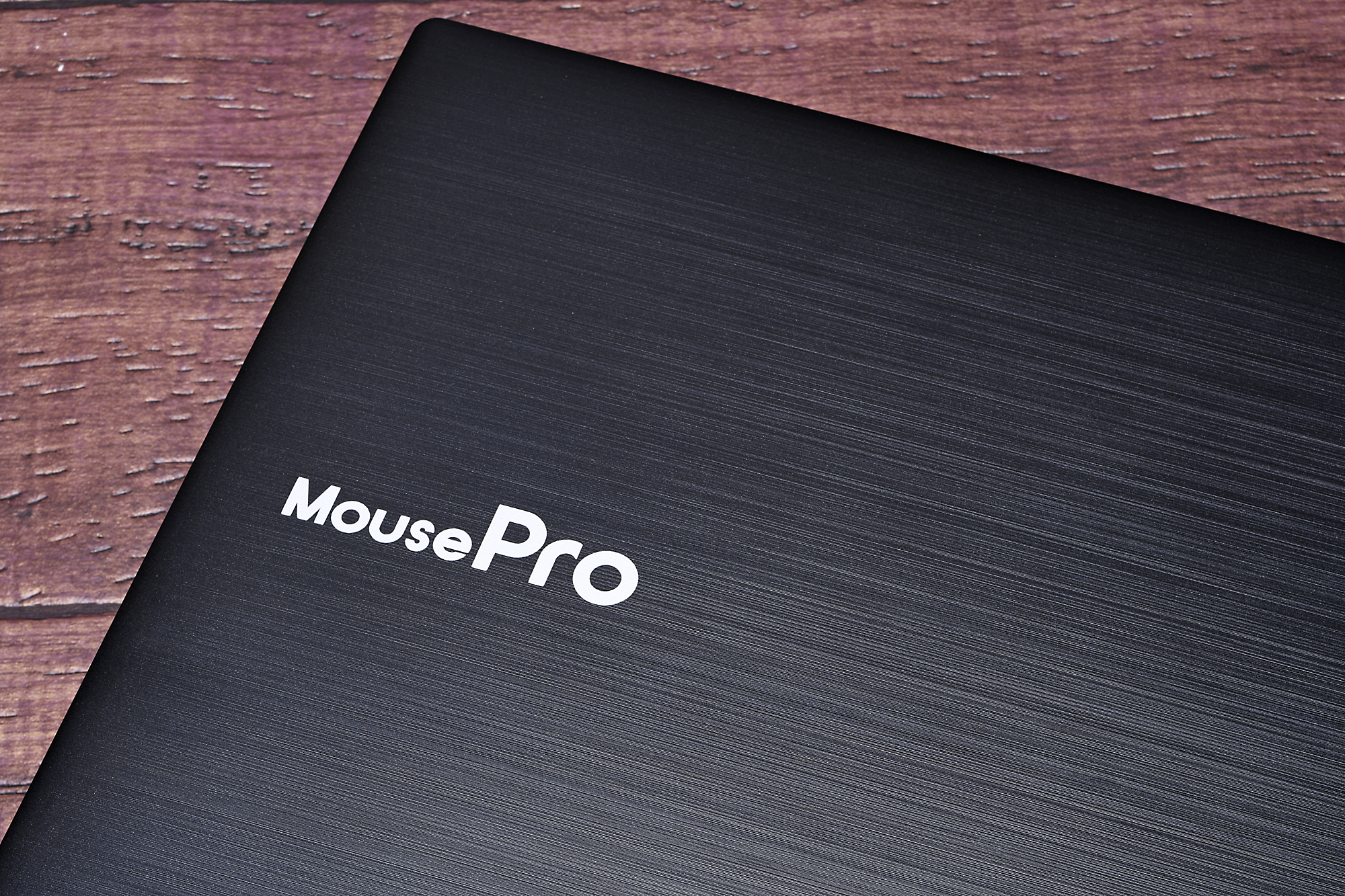 ボディは樹脂製だが、粗めのヘアライン加工により質感を高めている