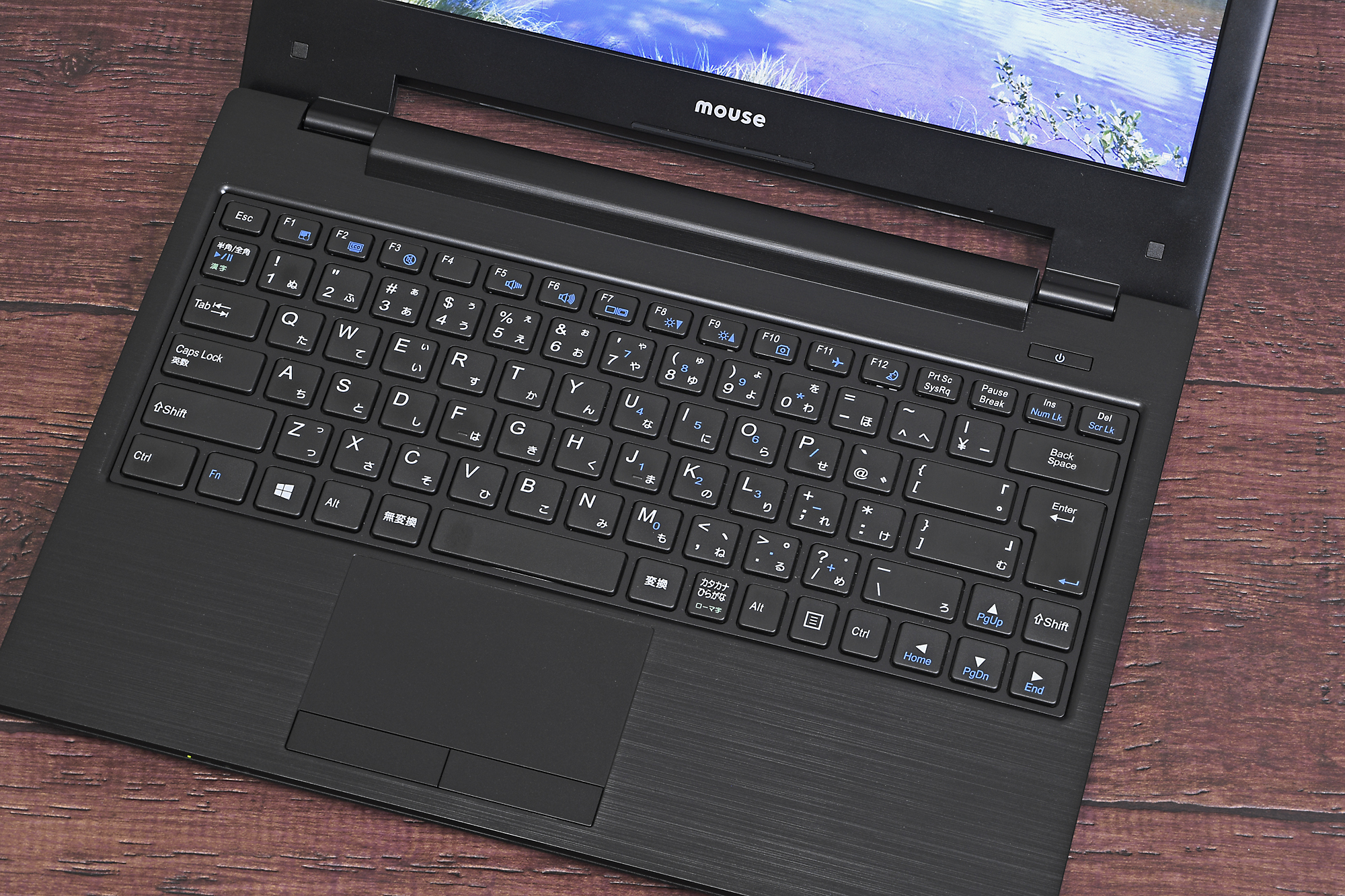 6列キーボードはクセの少ない素直な配列だ。キーピッチは約18.8mmmと余裕がある。キーストロークは約1.5mmで、打鍵音を抑える配慮がされている