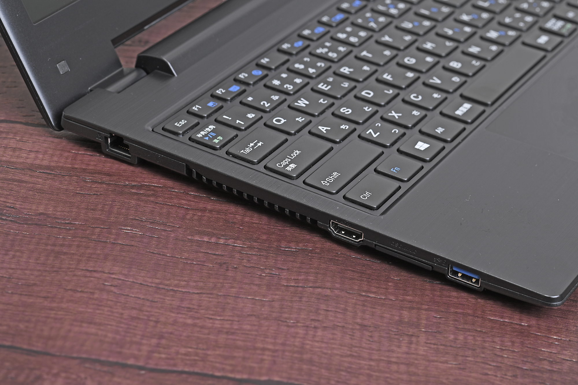 左側面。奥側から有線LAN、HDMI、カードリーダー、USB 3.0がある