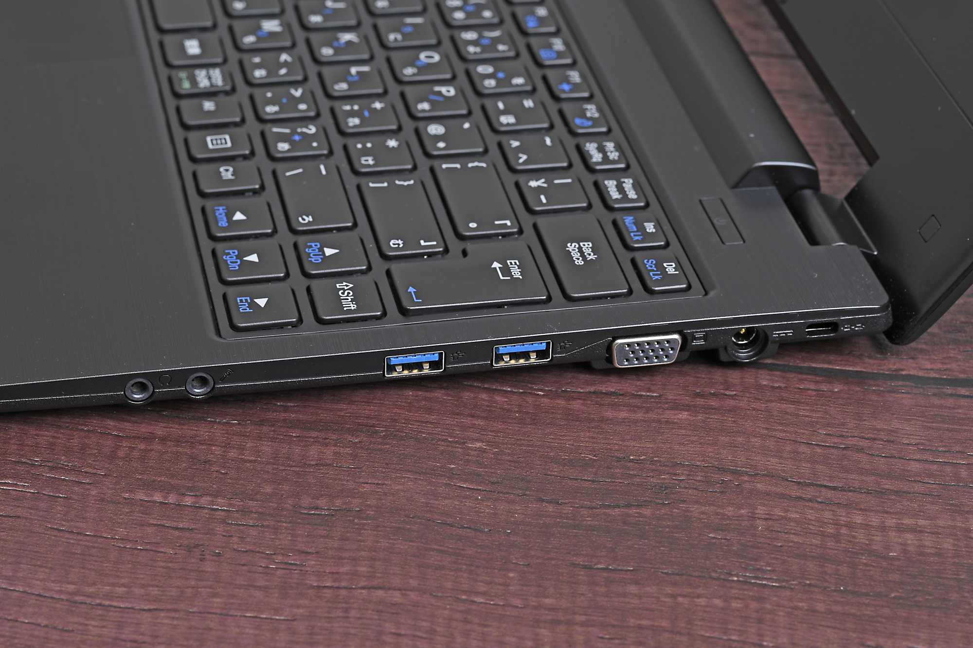 右側面には、奥側からケンジントンロック、DC入力（ACアダプタ）、Dsub 15ピン、USB 3.0×2、マイク入力、ヘッドホン出力を装備