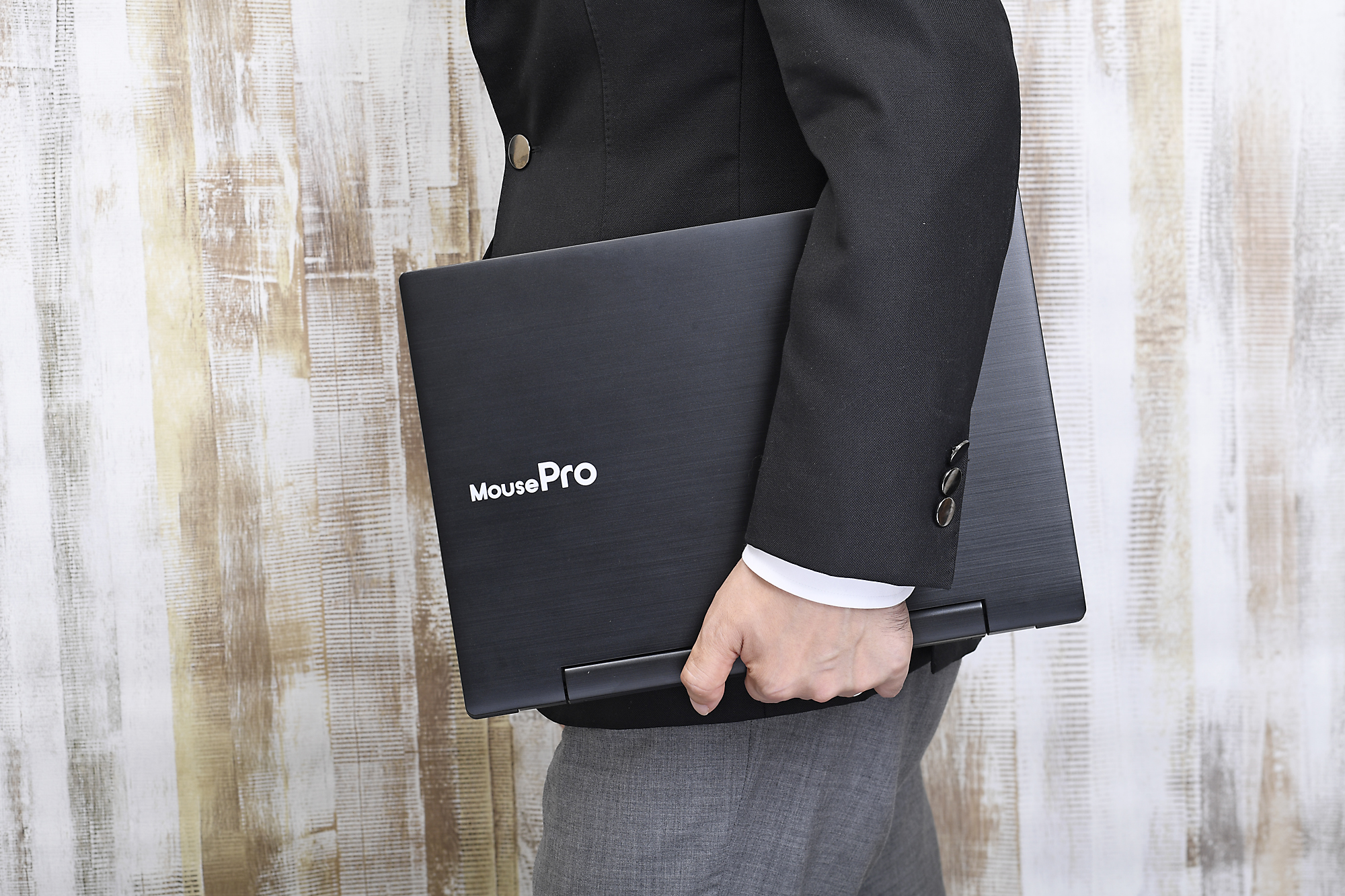 社内や自宅内での持ち運びはもちろん、訪問先に持っていくことも問題のないサイズ感。落ち着いたデザインがビジネスシーンにマッチする