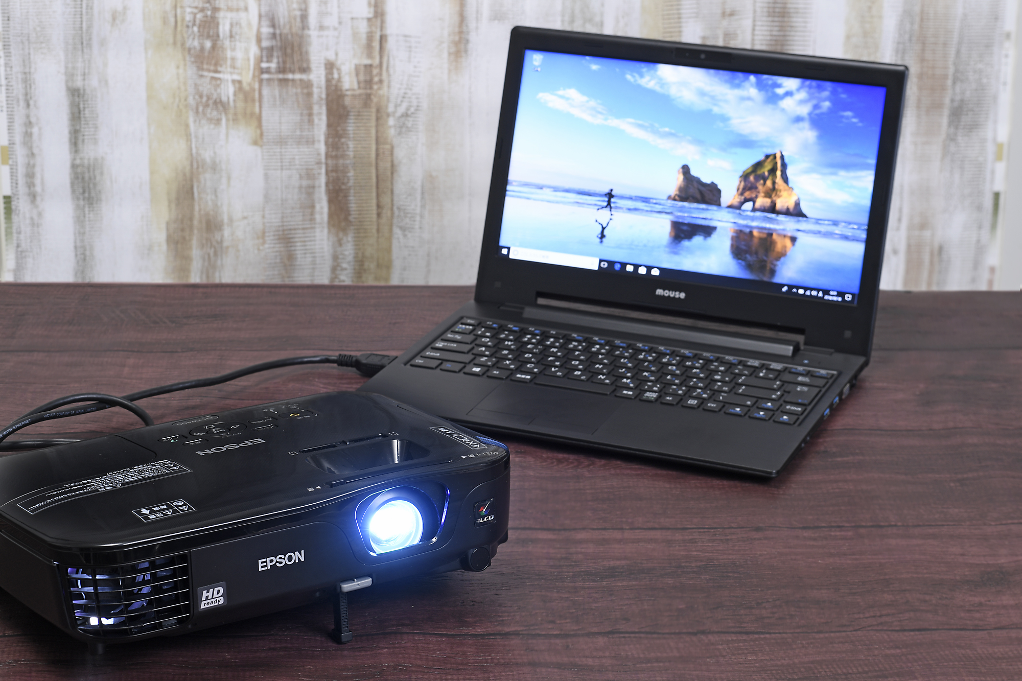 外出先のプロジェクタにつないでプレゼンを行うことも可能。HDMIだけでなく、Dsub15ピンもあるので出先のプロジェクタが旧式でも対応できる。この辺りはビジネスの現場をよく理解した仕様だ