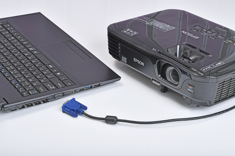 出先のプロジェクターにつなごうとしたら入力はD-Sub 15ピンのみ！なんて事態はリアルなビジネスパーソンならなんども経験しているはず。変換アダプタを持ち歩くより、最初から出力ポートを持ったパソコンを用意するのは現実的な選択だ