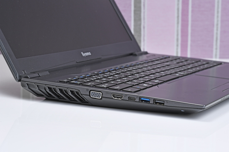 インターフェイス類は最新のUSB Type-Cポートに加えて従来型のUSBポートを搭載。HDMIとD-Sub 15ピンという新旧の映像出力、有線・無線LAN対応、さらにSDメモリーカードスロットまで搭載しており、出先で急にプロジェクターやネットワークに接続する必要が出た、SDメモリーカードで資料を渡された、などという事態に対応できる