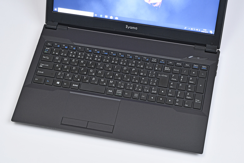 キーボードはテンキーを搭載。出先で、自宅でデスクトップパソコンのようにバリバリExcelで資料を作成することも可能