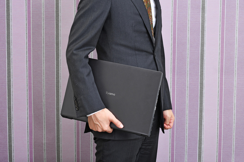 本体サイズは幅378mm×奥行252mm。さらにテンキー付きで約2.30kgと聞くと大きく感じるかもしれないが、手に持ってみるとこのとおり問題のないサイズ感。