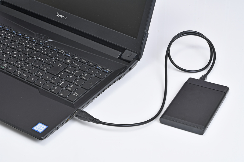 仕事で使っているノートパソコンに“私物の外付けドライブ”を接続。外でサクッと遊ぶことを考えるとSSDがオススメ