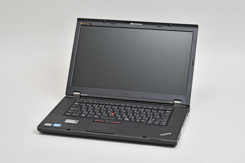 比較用に用意した旧パソコンのLenovo ThinkPad T530。アプリの起動やリッチなプレゼン資料の作成などでは重さを感じるし、解像度1,600×900ドットの液晶はExcelを使うにもWebブラウジングをするにも少々手狭だ（Lenovo ThinkPad T530のスペック　CPU Intel Core i5-3230M（2コア・4スレッド、2.6GHz）／メモリ 4GB／HDD 320GB）